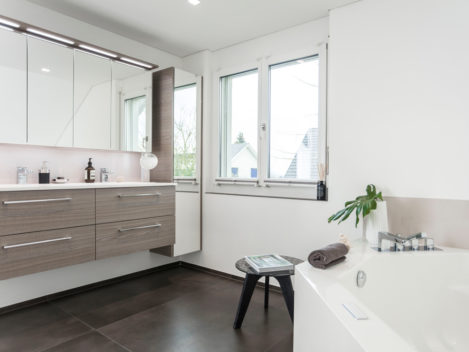 mueller-referenz-badezimmer-badewanne-waschbecken