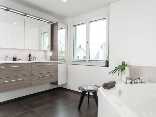 mueller-referenz-badezimmer-badewanne-waschbecken